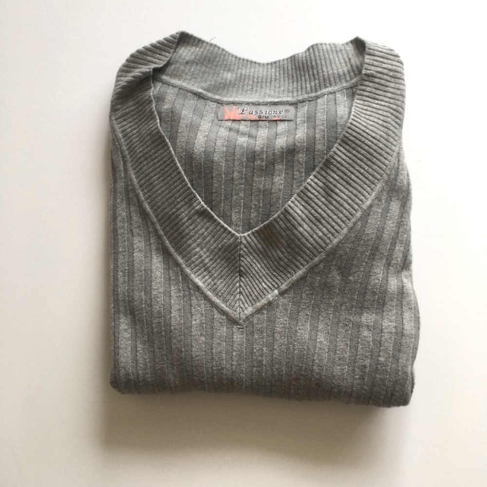• Gray sweater •